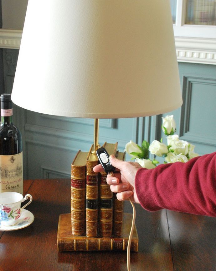 スタンドライト 照明・ライティング イギリスからやって来たおしゃれな照明、The Original Book Works社のテーブルランプ(E26・40W電球付)。スイッチON!片手で簡単に切り替えられるオン・オフのスイッチが付いています。(TL-0080)