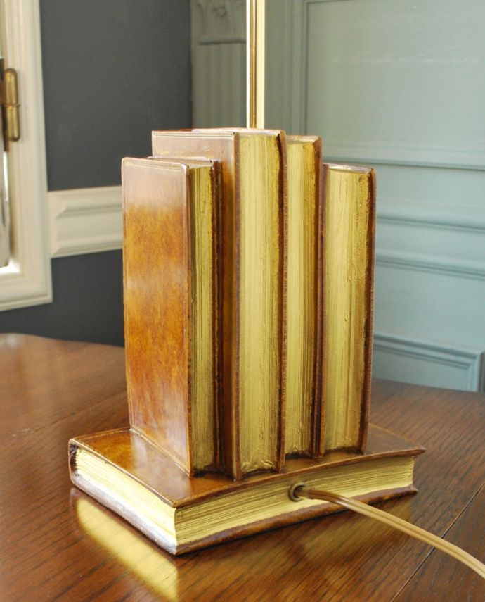 スタンドライト 照明・ライティング イギリスからやって来たおしゃれな照明、The Original Book Works社のテーブルランプ(E26・40W電球付)。グルッと周りを見てみると・・・横と裏も、本物の本物の本のようなデザイン。(TL-0080)