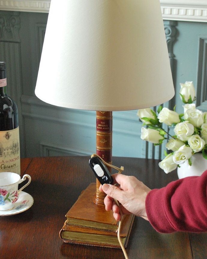 スタンドライト 照明・ライティング イギリスからやって来たおしゃれな照明、The Original Book Works社のテーブルランプ(E26・40W電球付)。スイッチON!片手で簡単に切り替えられるオン・オフのスイッチが付いています。(TL-0081)