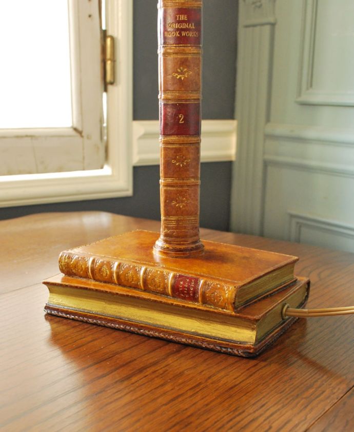 スタンドライト 照明・ライティング イギリスからやって来たおしゃれな照明、The Original Book Works社のテーブルランプ(E26・40W電球付)。グルッと周りを見てみると・・・横と裏も、本物の本物の本のようなデザイン。(TL-0081)