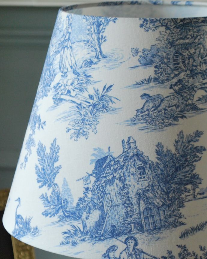 スタンドライト 照明・ライティング フランス風のおしゃれなテーブルスタンド、トワルドジュイ・ブルー(E26球・ナツメ球付き)。トワルドジュイの布シェードマリーアントワネットも愛した魅惑のフランス伝統の生地、トワル・ド・ジュイ。(TL-0086)