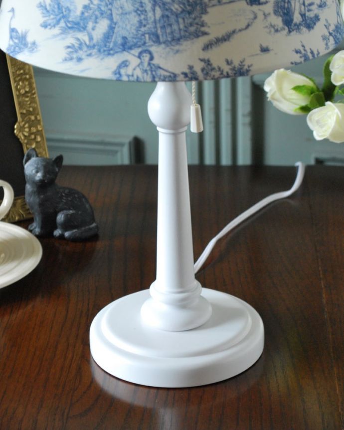 スタンドライト 照明・ライティング フランス風のおしゃれなテーブルスタンド、トワルドジュイ・ブルー(E26球・ナツメ球付き)。女性らしいデザイン置いておくだけで絵になるオシャレなフォルムの土台です。(TL-0086)