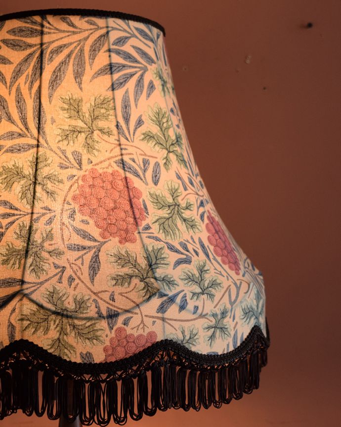 スタンドライト　照明・ライティング　アンティーク風のおしゃれなフロアスタンド、ウィリアムモリス柄のシェード(ヴァイン)(E26球・ナツメ球付き)。夜がくるのが、なんだか楽しみになる灯り暗くなって灯りを点ける時間が楽しみになるデザイン。(TL-0087)