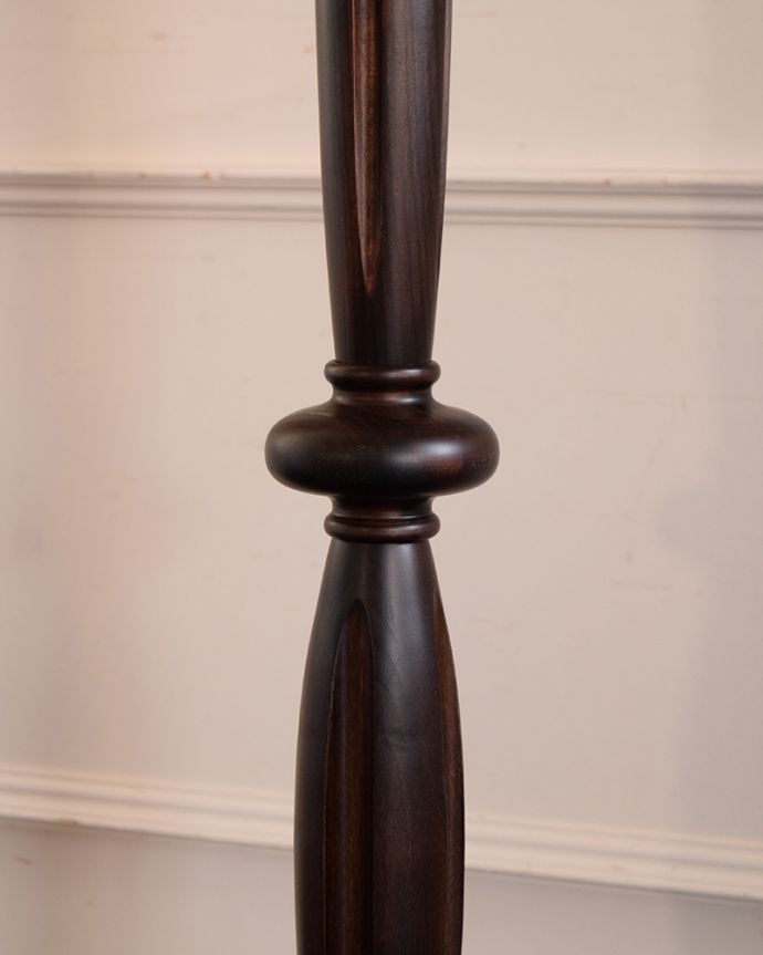 スタンドライト　照明・ライティング　アンティーク風のおしゃれなフロアスタンド、ウィリアムモリス柄のシェード(ヴァイン)(E26球・ナツメ球付き)。アンティークに負けない美しさ置いておくだけで絵になるオシャレなフォルムです。(TL-0087)