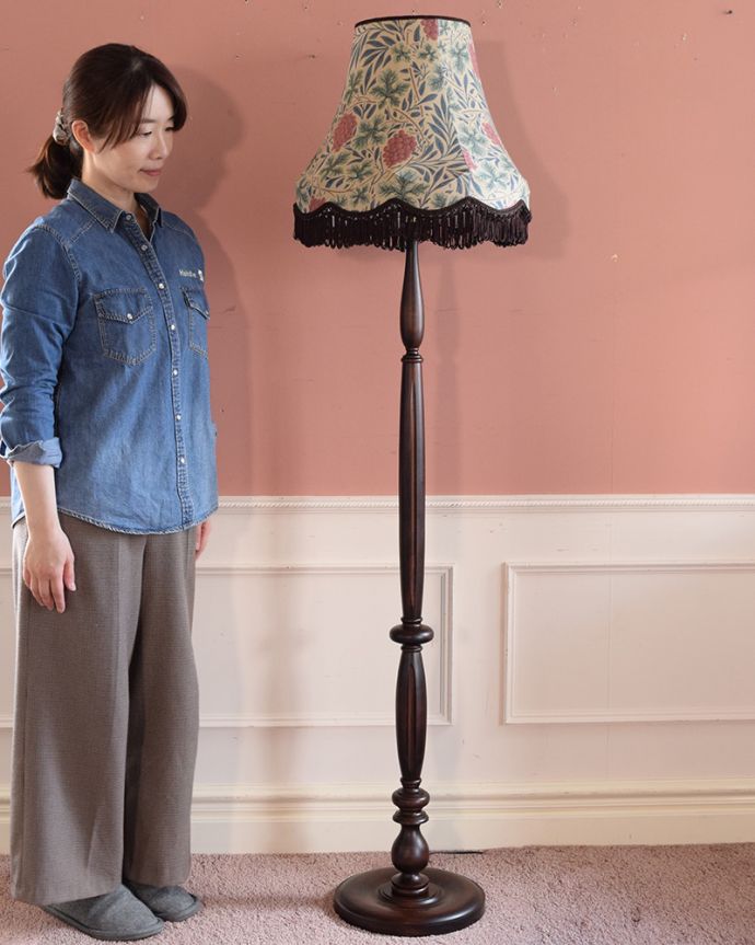 スタンドライト　照明・ライティング　アンティーク風のおしゃれなフロアスタンド、ウィリアムモリス柄のシェード(ヴァイン)(E26球・ナツメ球付き)。アンティーク風のフロアスタンド見た目もおしゃれなアンティーク風のフロアランプ。(TL-0087)