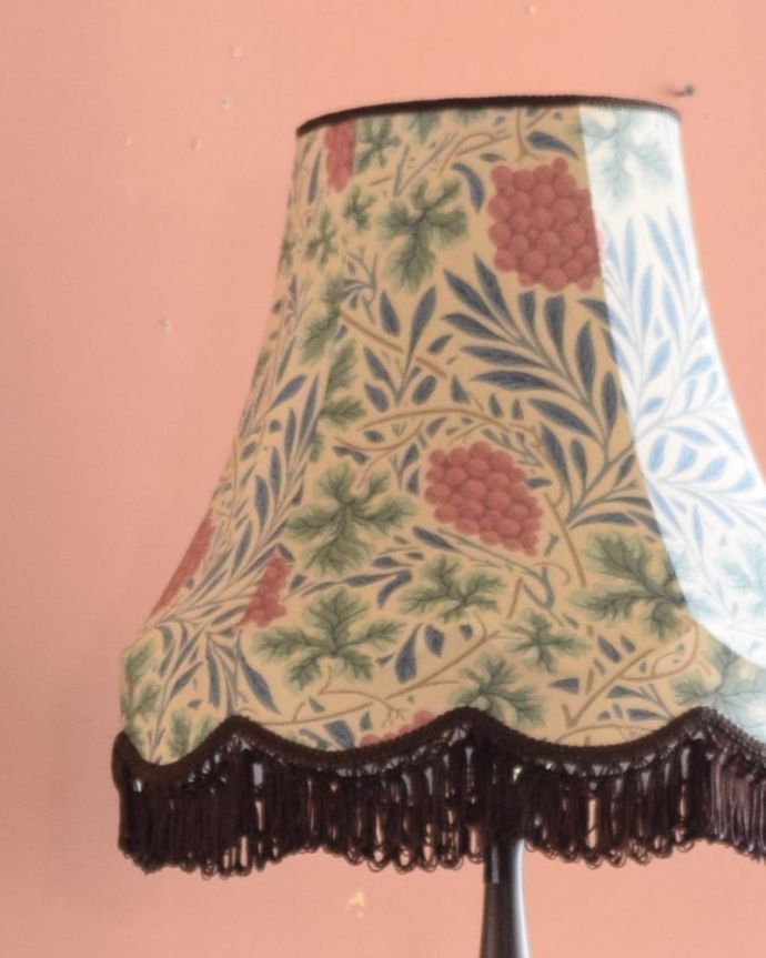 スタンドライト　照明・ライティング　アンティーク風のおしゃれなフロアスタンド、ウィリアムモリス柄のシェード(ヴァイン)(E26球・ナツメ球付き)。シェードの模様はウィリアムモリス灯りを点けた時はもちろん、点けない時も、ウィリアムモリスの素敵なデザインのシェードがお部屋を彩ります。(TL-0087)