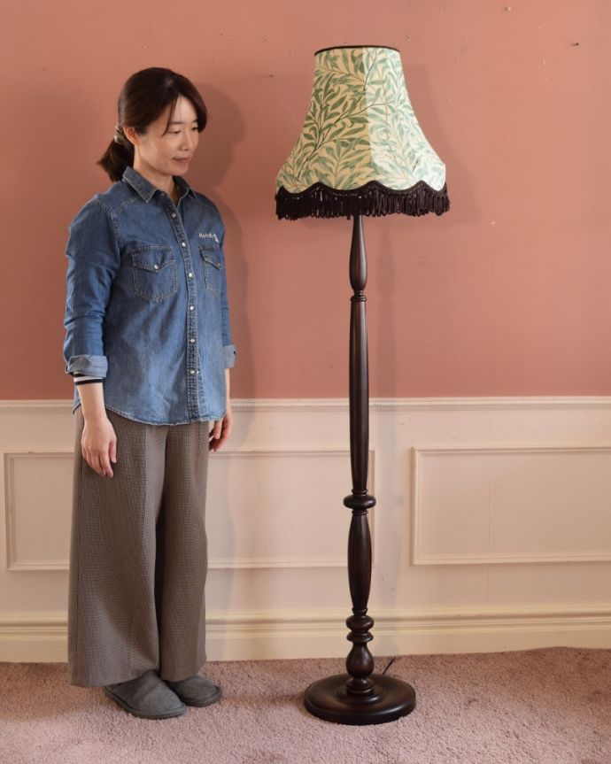 スタンドライト 照明・ライティング アンティーク風のおしゃれなフロアスタンド、ウィリアムモリス柄のシェード(ウィローボウ)(E26球・ナツメ球付き)。アンティーク風のフロアスタンド見た目もおしゃれなアンティーク風のフロアランプ。(TL-0088)