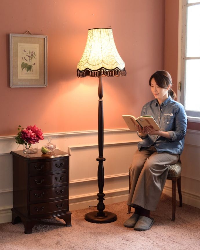 スタンドライト 照明・ライティング アンティーク風のおしゃれなフロアスタンド、ウィリアムモリス柄のシェード(ウィローボウ)(E26球・ナツメ球付き)。点けるだけで贅沢な時間背が高いフロアスタンドの明かりは、リラックスした癒しの空間を作ってくれます。(TL-0088)