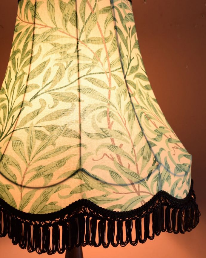 スタンドライト 照明・ライティング アンティーク風のおしゃれなフロアスタンド、ウィリアムモリス柄のシェード(ウィローボウ)(E26球・ナツメ球付き)。夜がくるのが、なんだか楽しみになる灯り暗くなって灯りを点ける時間が楽しみになるデザイン。(TL-0088)