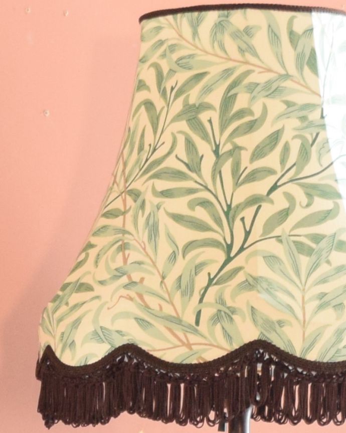 スタンドライト 照明・ライティング アンティーク風のおしゃれなフロアスタンド、ウィリアムモリス柄のシェード(ウィローボウ)(E26球・ナツメ球付き)。シェードの模様はウィリアムモリス灯りを点けた時はもちろん、点けない時も、ウィリアムモリスの素敵なデザインのシェードがお部屋を彩ります。(TL-0088)