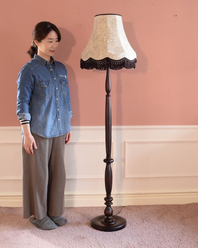 スタンドライト　照明・ライティング　アンティーク風のおしゃれなフロアスタンド、ウィリアムモリス柄のシェード(マリーゴールドベージュ)(E26球・ナツメ球付き)。アンティーク風のフロアスタンド見た目もおしゃれなアンティーク風のフロアランプ。(TL-0089)
