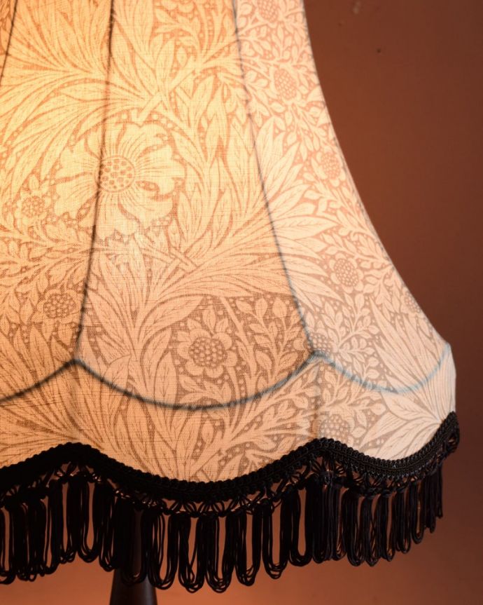 スタンドライト　照明・ライティング　アンティーク風のおしゃれなフロアスタンド、ウィリアムモリス柄のシェード(マリーゴールドベージュ)(E26球・ナツメ球付き)。夜がくるのが、なんだか楽しみになる灯り暗くなって灯りを点ける時間が楽しみになるデザイン。(TL-0089)