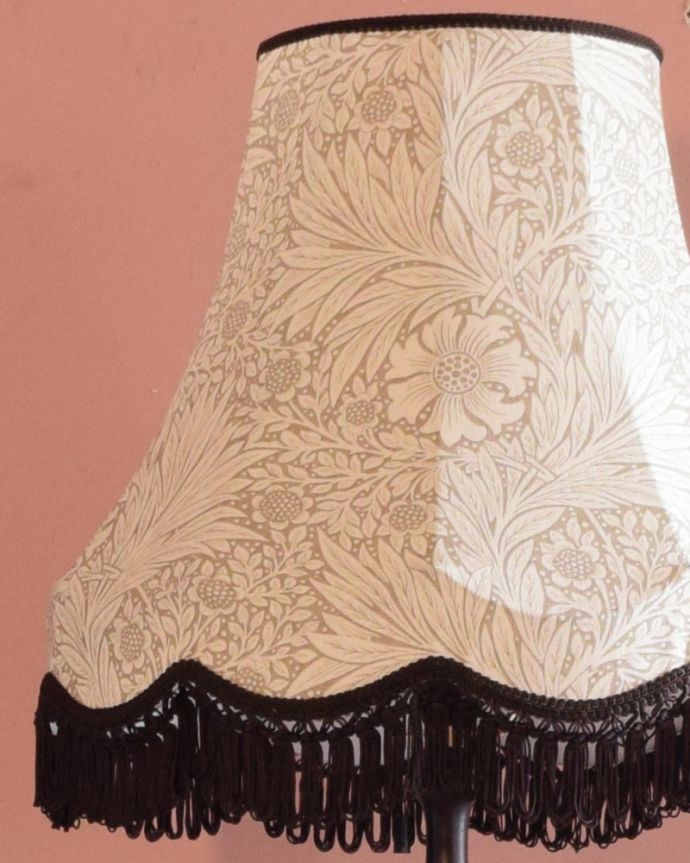 スタンドライト　照明・ライティング　アンティーク風のおしゃれなフロアスタンド、ウィリアムモリス柄のシェード(マリーゴールドベージュ)(E26球・ナツメ球付き)。シェードの模様はウィリアムモリス灯りを点けた時はもちろん、点けない時も、ウィリアムモリスの素敵なデザインのシェードがお部屋を彩ります。(TL-0089)