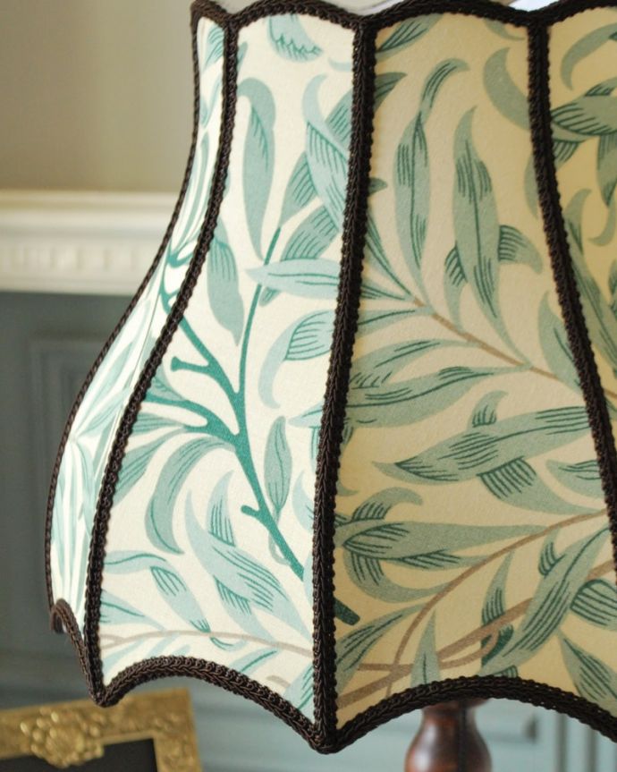 スタンドライト 照明・ライティング アンティーク風のおしゃれなテーブルランプ、ウィリアムモリス柄のシェード(ウィローボウ)(E26球・ナツメ球付き)。シェードの模様はウィリアムモリス灯りを点けた時はもちろん、点けない時も、ウィリアムモリスの素敵なデザインのシェードがお部屋を彩ります。(TL-0090)