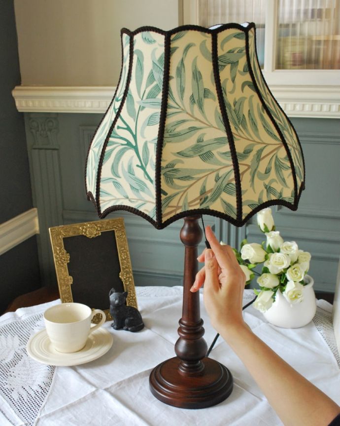 スタンドライト 照明・ライティング アンティーク風のおしゃれなテーブルランプ、ウィリアムモリス柄のシェード(ウィローボウ)(E26球・ナツメ球付き)。スイッチON!プルスイッチタイプです。(TL-0090)