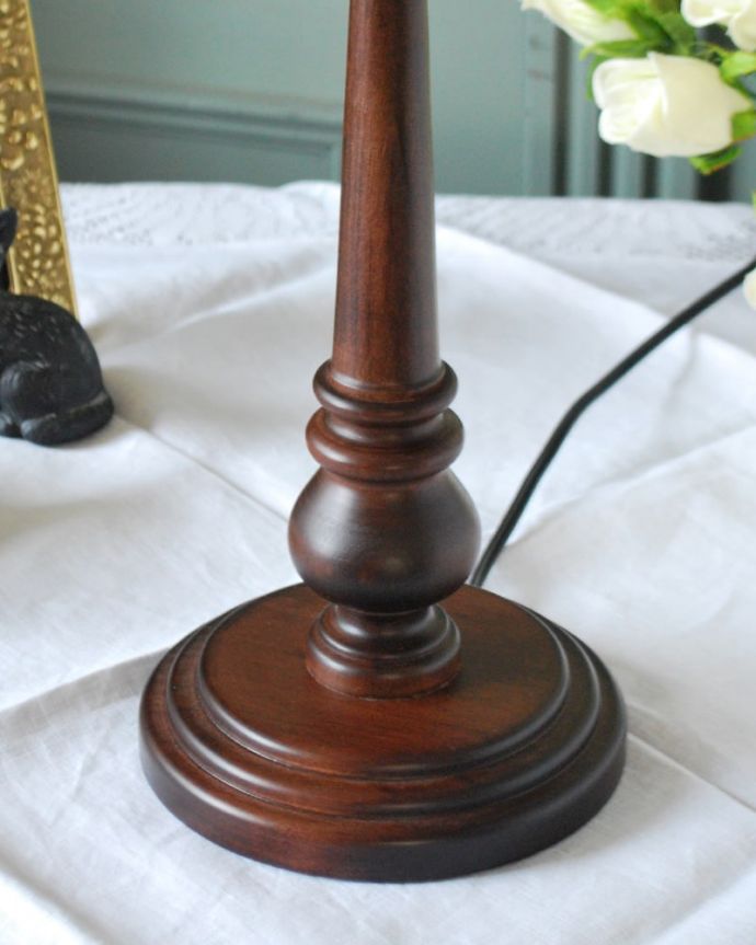 スタンドライト 照明・ライティング アンティーク風のおしゃれなテーブルランプ、ウィリアムモリス柄のシェード(ウィローボウ)(E26球・ナツメ球付き)。落ち着いたデザインまるでアンティークのような挽き物細工が美しい土台。(TL-0090)