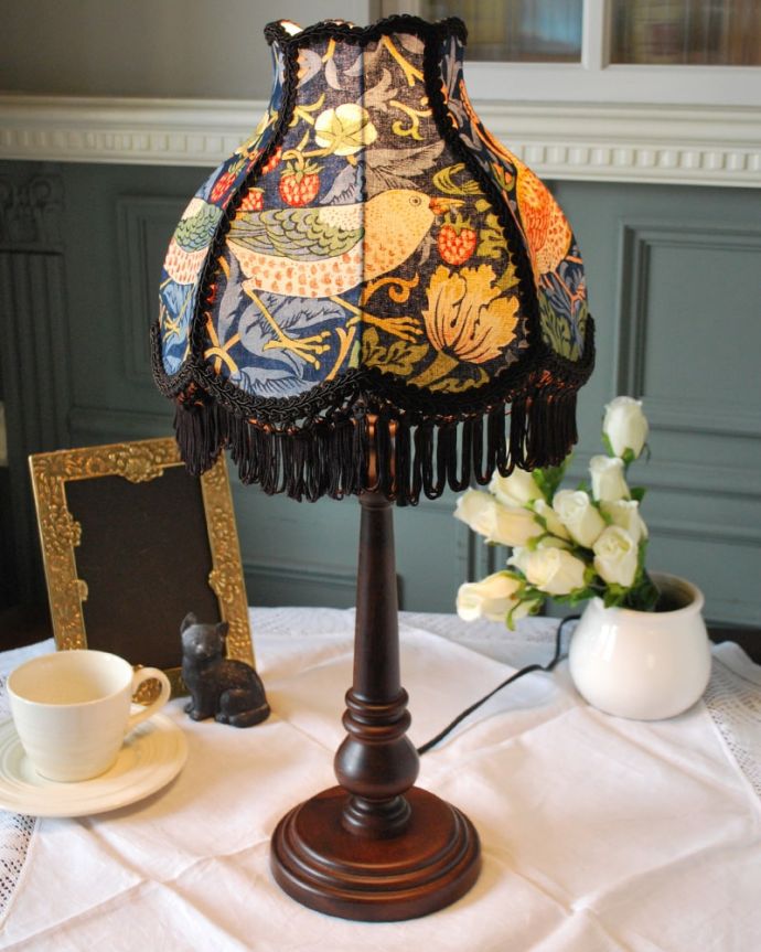 スタンドライト 照明・ライティング アンティーク風のおしゃれなテーブルランプ、ウィリアムモリス柄のシェード(いちご泥棒/あお)(E26球・ナツメ球付き)。アンティーク風のテーブルランプテーブルやデスクの上、ベッドサイドなど、いろんな場所に置いてスイッチを入れるだけで、気軽に楽しめるスタンドライトです。(TL-0091)