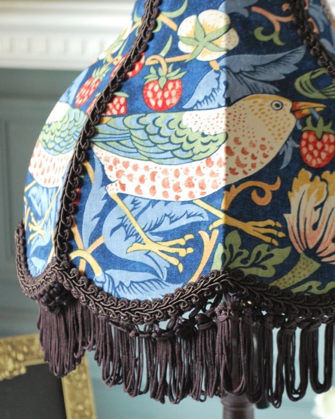 スタンドライト 照明・ライティング アンティーク風のおしゃれなテーブルランプ、ウィリアムモリス柄のシェード(いちご泥棒/あお)(E26球・ナツメ球付き)。シェードの模様はウィリアムモリス灯りを点けた時はもちろん、点けない時も、ウィリアムモリスの素敵なデザインのシェードがお部屋を彩ります。(TL-0091)