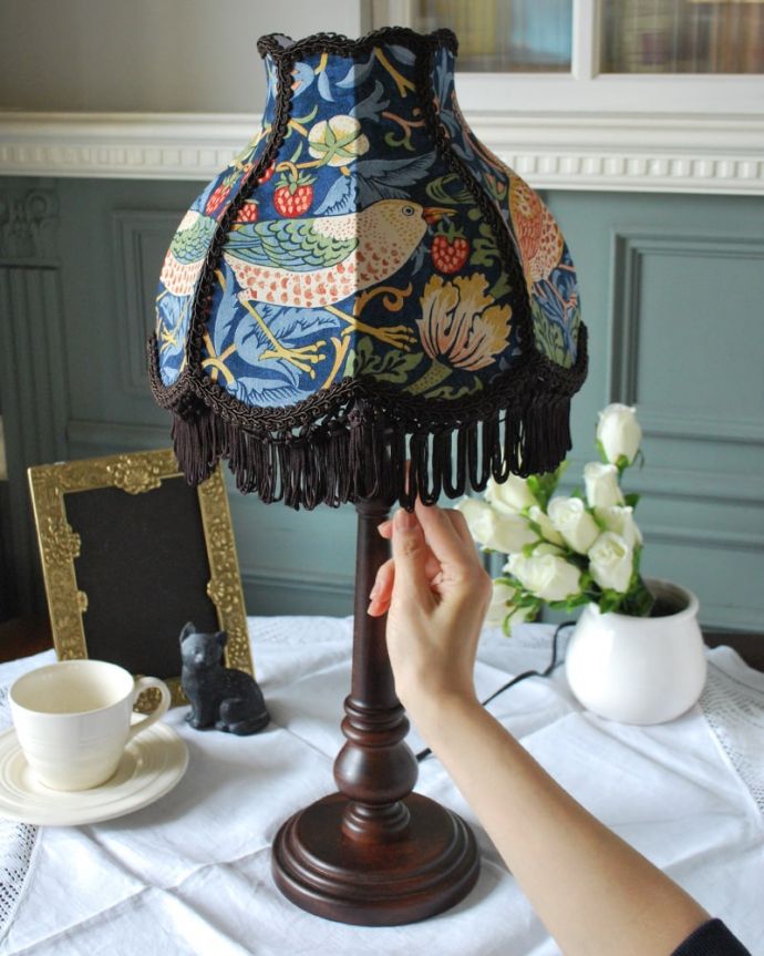 スタンドライト 照明・ライティング アンティーク風のおしゃれなテーブルランプ、ウィリアムモリス柄のシェード(いちご泥棒/あお)(E26球・ナツメ球付き)。スイッチON!プルスイッチタイプです。(TL-0091)