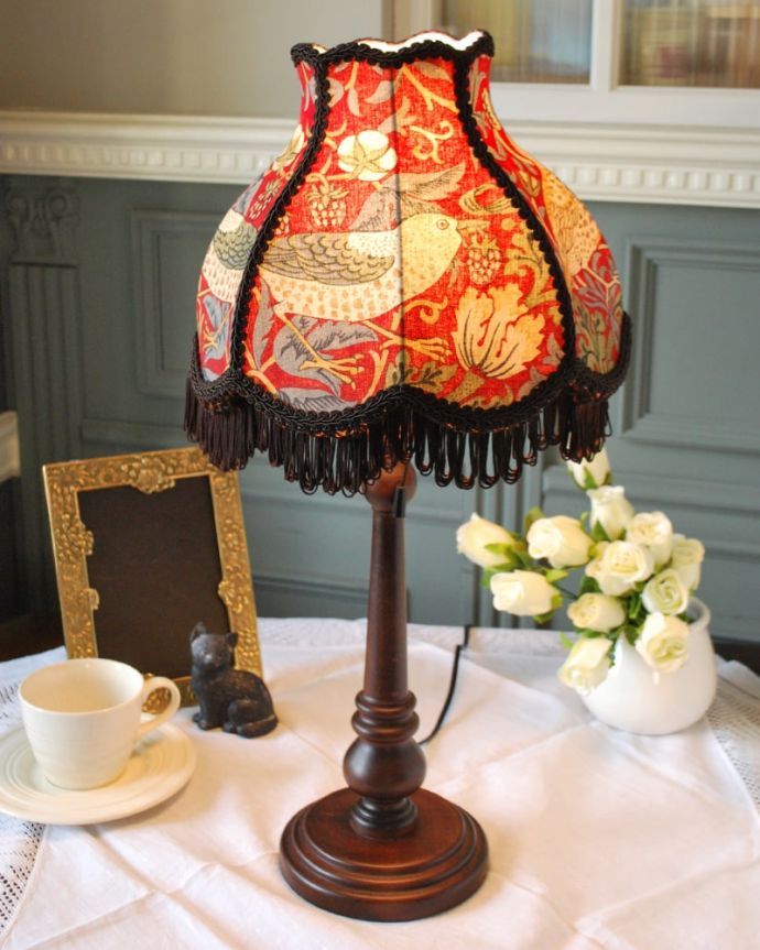 スタンドライト　照明・ライティング　アンティーク風のおしゃれなテーブルランプ、ウィリアムモリス柄のシェード(いちご泥棒/赤)(E26球・ナツメ球付き)。アンティーク風のテーブルランプテーブルやデスクの上、ベッドサイドなど、いろんな場所に置いてスイッチを入れるだけで、気軽に楽しめるスタンドライトです。(TL-0093)