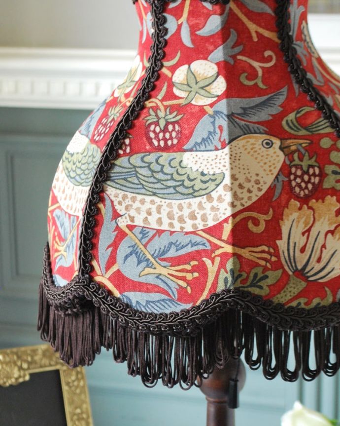 スタンドライト　照明・ライティング　アンティーク風のおしゃれなテーブルランプ、ウィリアムモリス柄のシェード(いちご泥棒/赤)(E26球・ナツメ球付き)。シェードの模様はウィリアムモリス灯りを点けた時はもちろん、点けない時も、ウィリアムモリスの素敵なデザインのシェードがお部屋を彩ります。(TL-0093)