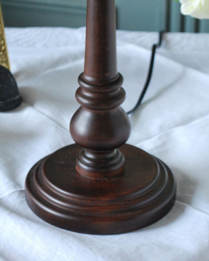 スタンドライト　照明・ライティング　アンティーク風のおしゃれなテーブルランプ、ウィリアムモリス柄のシェード(いちご泥棒/赤)(E26球・ナツメ球付き)。落ち着いたデザインまるでアンティークのような挽き物細工が美しい土台。(TL-0093)