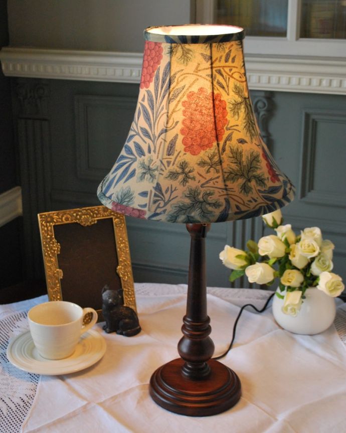 スタンドライト　照明・ライティング　アンティーク風のおしゃれなテーブルランプ、ウィリアムモリス柄のシェード(ヴァイン)(E26球・ナツメ球付き)。。(TL-0094)