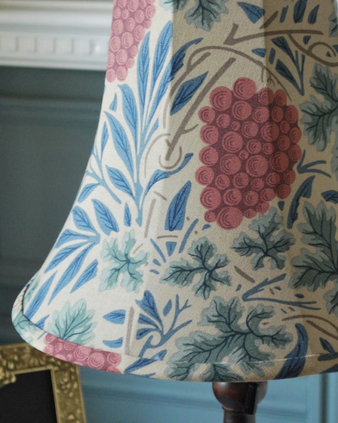 スタンドライト　照明・ライティング　アンティーク風のおしゃれなテーブルランプ、ウィリアムモリス柄のシェード(ヴァイン)(E26球・ナツメ球付き)。。(TL-0094)