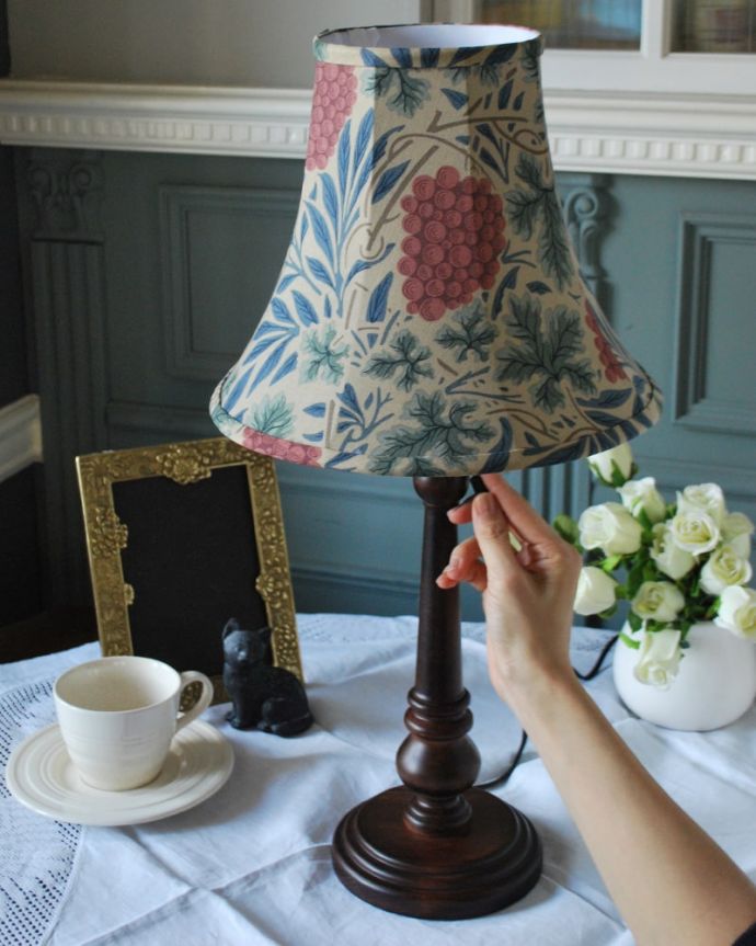 スタンドライト　照明・ライティング　アンティーク風のおしゃれなテーブルランプ、ウィリアムモリス柄のシェード(ヴァイン)(E26球・ナツメ球付き)。スイッチON！プルスイッチタイプです。(TL-0094)