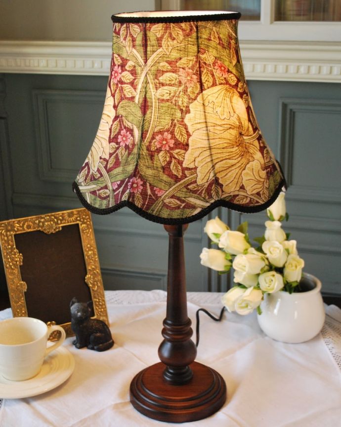 スタンドライト　照明・ライティング　アンティーク風のおしゃれなテーブルランプ、ウィリアムモリス柄のシェード(ピンパネル)(E26球・ナツメ球付き)。アンティーク風のテーブルランプテーブルやデスクの上、ベッドサイドなど、いろんな場所に置いてスイッチを入れるだけで、気軽に楽しめるスタンドライトです。(TL-0095)