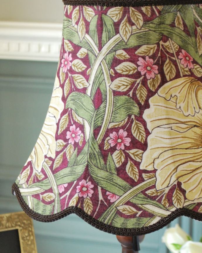 スタンドライト　照明・ライティング　アンティーク風のおしゃれなテーブルランプ、ウィリアムモリス柄のシェード(ピンパネル)(E26球・ナツメ球付き)。シェードの模様はウィリアムモリス灯りを点けた時はもちろん、点けない時も、ウィリアムモリスの素敵なデザインのシェードがお部屋を彩ります。(TL-0095)