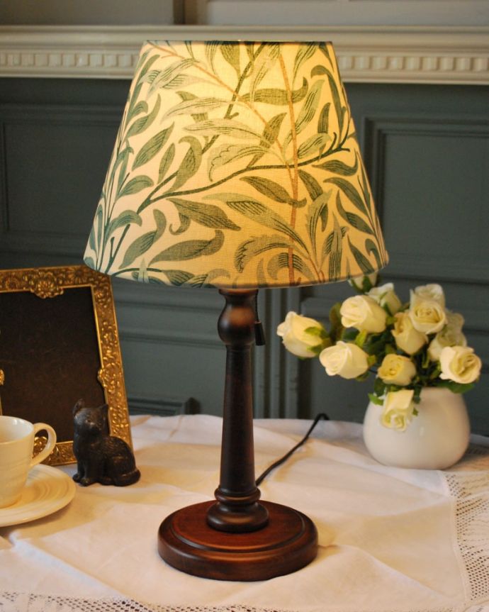 スタンドライト　照明・ライティング　アンティーク風のおしゃれなテーブルランプ、ウィリアムモリス柄のシェード(ウィローボウ)(E26球・ナツメ球付き)。アンティーク風のテーブルランプテーブルやデスクの上、ベッドサイドなど、いろんな場所に置いてスイッチを入れるだけで、気軽に楽しめるスタンドライトです。(TL-0096)