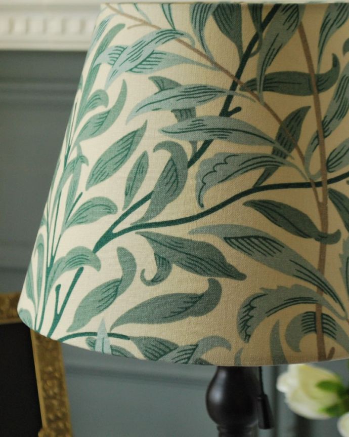 スタンドライト　照明・ライティング　アンティーク風のおしゃれなテーブルランプ、ウィリアムモリス柄のシェード(ウィローボウ)(E26球・ナツメ球付き)。シェードの模様はウィリアムモリス灯りを点けた時はもちろん、点けない時も、ウィリアムモリスの素敵なデザインのシェードがお部屋を彩ります。(TL-0096)