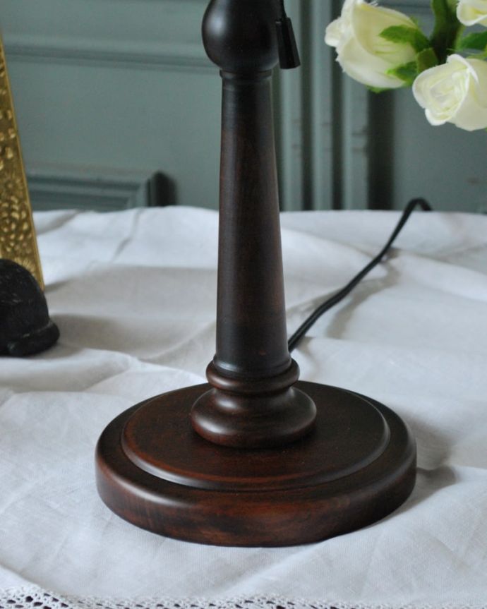 スタンドライト　照明・ライティング　アンティーク風のおしゃれなテーブルランプ、ウィリアムモリス柄のシェード(ウィローボウ)(E26球・ナツメ球付き)。落ち着いたデザインまるでアンティークのような挽き物細工が美しい土台。(TL-0096)