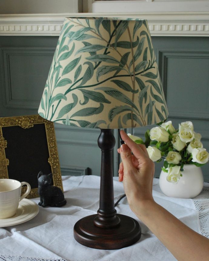 スタンドライト　照明・ライティング　アンティーク風のおしゃれなテーブルランプ、ウィリアムモリス柄のシェード(ウィローボウ)(E26球・ナツメ球付き)。スイッチON！プルスイッチタイプです。(TL-0096)
