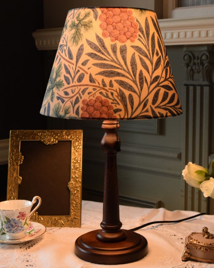 スタンドライト 照明・ライティング アンティーク風のおしゃれなテーブルランプ、ウィリアムモリス柄のシェード(ヴァイン)(E26球・ナツメ球付き)。アンティーク風のテーブルランプテーブルやデスクの上、ベッドサイドなど、いろんな場所に置いてスイッチを入れるだけで、気軽に楽しめるスタンドライトです。(TL-0097)