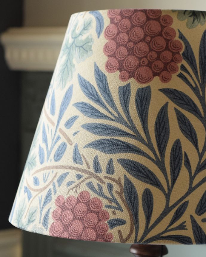 スタンドライト 照明・ライティング アンティーク風のおしゃれなテーブルランプ、ウィリアムモリス柄のシェード(ヴァイン)(E26球・ナツメ球付き)。シェードの模様はウィリアムモリス灯りを点けた時はもちろん、点けない時も、ウィリアムモリスの素敵なデザインのシェードがお部屋を彩ります。(TL-0097)