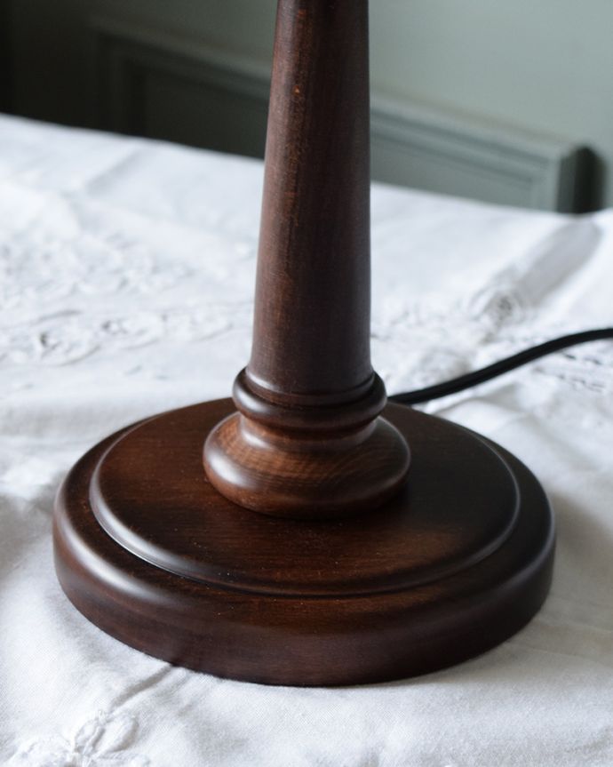 スタンドライト 照明・ライティング アンティーク風のおしゃれなテーブルランプ、ウィリアムモリス柄のシェード(ヴァイン)(E26球・ナツメ球付き)。落ち着いたデザインまるでアンティークのような挽き物細工が美しい土台。(TL-0097)