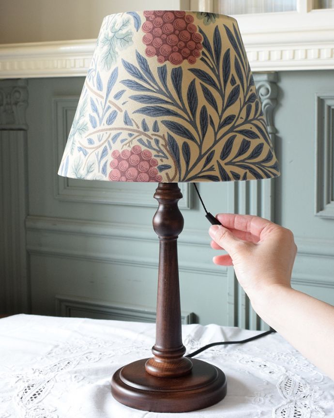 スタンドライト 照明・ライティング アンティーク風のおしゃれなテーブルランプ、ウィリアムモリス柄のシェード(ヴァイン)(E26球・ナツメ球付き)。スイッチON!プルスイッチタイプです。(TL-0097)