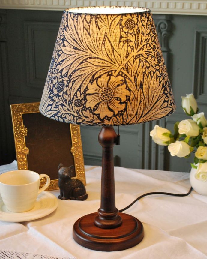 ウィリアムモリス柄のスタンドライト 照明・ライティング アンティーク風のおしゃれなテーブルランプ、ウィリアムモリス柄のシェード(マリーゴールド・ネイビー)(E26球・ナツメ球付き) >アンティーク風のテーブルランプテーブルやデスクの上、ベッドサイドなど、いろんな場所に置いてスイッチを入れるだけで、気軽に楽しめるスタンドライトです。(TL-0098)