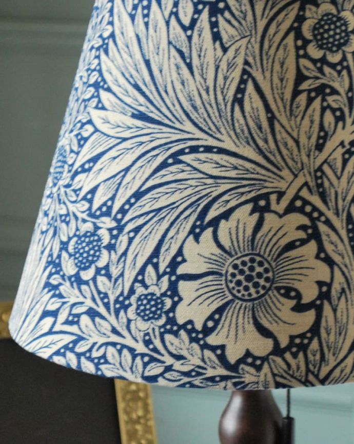 ウィリアムモリス柄のスタンドライト 照明・ライティング アンティーク風のおしゃれなテーブルランプ、ウィリアムモリス柄のシェード(マリーゴールド・ネイビー)(E26球・ナツメ球付き)。シェードの模様はウィリアムモリス灯りを点けた時はもちろん、点けない時も、ウィリアムモリスの素敵なデザインのシェードがお部屋を彩ります。(TL-0098)