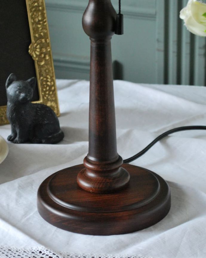 スタンドライト 照明・ライティング アンティーク風のおしゃれなテーブルランプ、ウィリアムモリス柄のシェード(マリーゴールド・ネイビー)(E26球・ナツメ球付き)。落ち着いたデザインまるでアンティークのような挽き物細工が美しい土台。(TL-0098)