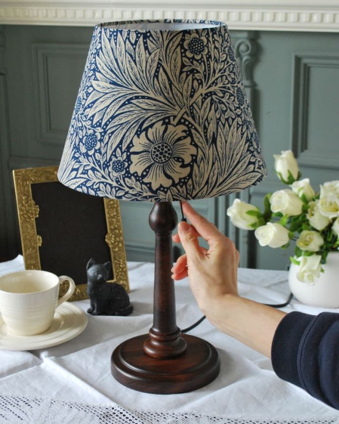 スタンドライト 照明・ライティング アンティーク風のおしゃれなテーブルランプ、ウィリアムモリス柄のシェード(マリーゴールド・ネイビー)(E26球・ナツメ球付き)。スイッチON!プルスイッチタイプです。(TL-0098)