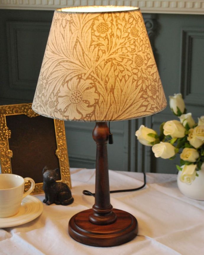スタンドライト 照明・ライティング アンティーク風のおしゃれなテーブルランプ、ウィリアムモリス柄のシェード(マリーゴールド・ベージュ(E26球・ナツメ球付き)。アンティーク風のテーブルランプテーブルやデスクの上、ベッドサイドなど、いろんな場所に置いてスイッチを入れるだけで、気軽に楽しめるスタンドライトです。(TL-0099)