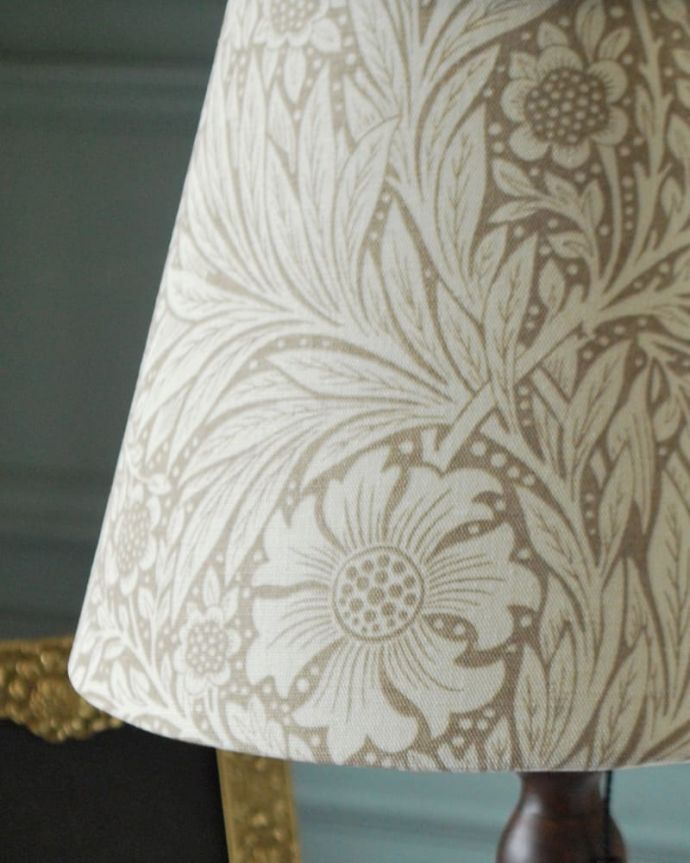 スタンドライト 照明・ライティング アンティーク風のおしゃれなテーブルランプ、ウィリアムモリス柄のシェード(マリーゴールド・ベージュ(E26球・ナツメ球付き)。シェードの模様はウィリアムモリス灯りを点けた時はもちろん、点けない時も、ウィリアムモリスの素敵なデザインのシェードがお部屋を彩ります。(TL-0099)