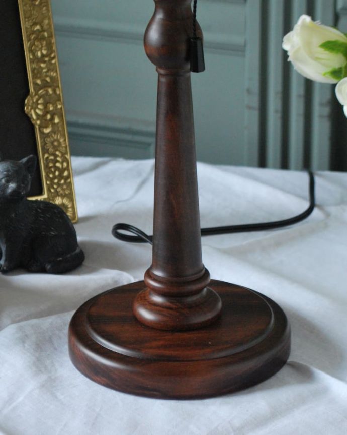 スタンドライト 照明・ライティング アンティーク風のおしゃれなテーブルランプ、ウィリアムモリス柄のシェード(マリーゴールド・ベージュ(E26球・ナツメ球付き)。落ち着いたデザインまるでアンティークのような挽き物細工が美しい土台。(TL-0099)