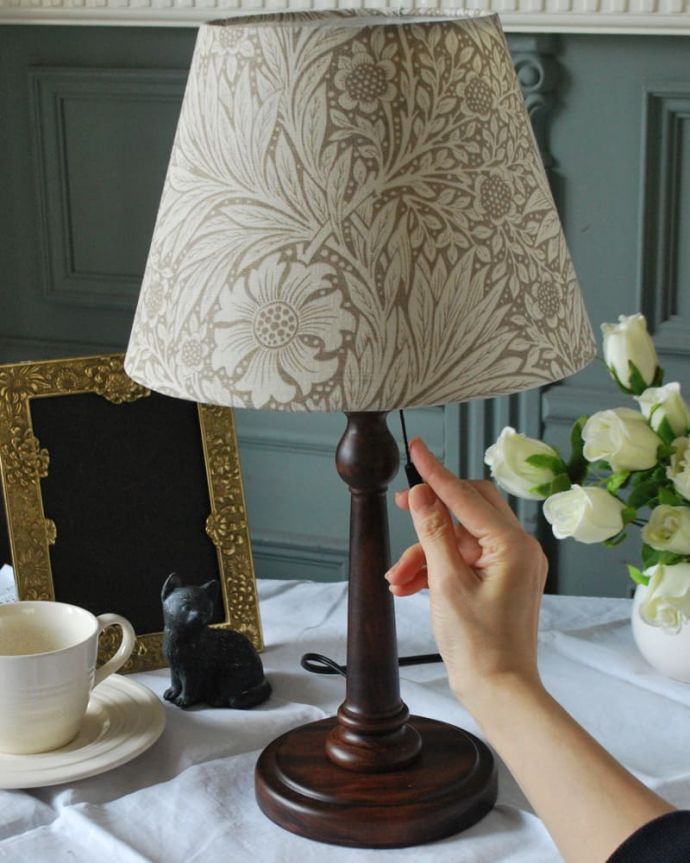 スタンドライト 照明・ライティング アンティーク風のおしゃれなテーブルランプ、ウィリアムモリス柄のシェード(マリーゴールド・ベージュ(E26球・ナツメ球付き)。スイッチON!プルスイッチタイプです。(TL-0099)