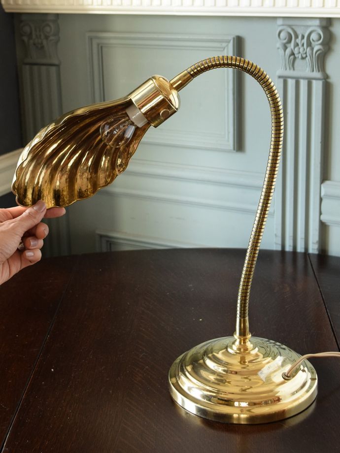 角度調整できるテーブルランプ