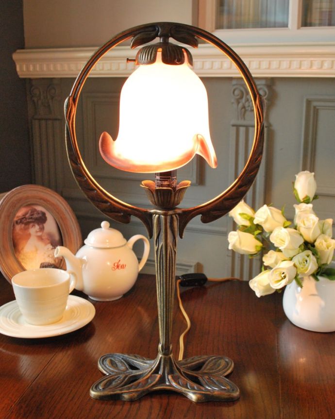 Handleオリジナル 照明・ライティング フランスから届いたテーブルランプ、ガラスシェードのアンティーク風ランプ(E17電球付)。フランス生まれのテーブルランプどこにでも置けて気軽に使えるテーブルランプ。(TL-0101)