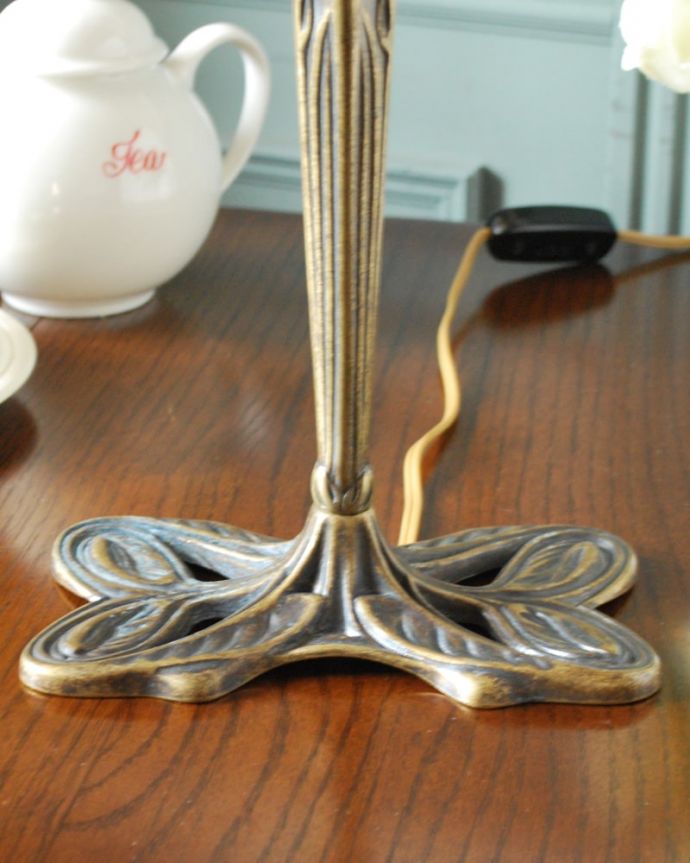 Handleオリジナル 照明・ライティング フランスから届いたテーブルランプ、ガラスシェードのアンティーク風ランプ(E17電球付)。女性らしいデザイン置いておくだけで絵になるオシャレなフォルムです。(TL-0101)